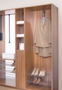 vybavení vestavěné skříně